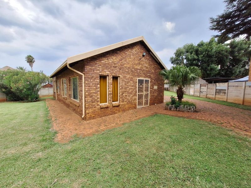 Heuweloord, Centurion – Spacious Family Home on Large Stand - Photo 3