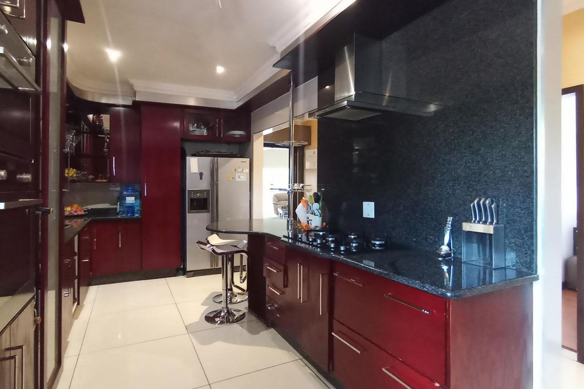 4 Bedrooms, 4 Bathrooms, 4 Living Rooms house in Waterkloof - Photo 3