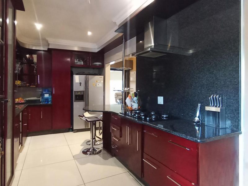 4 Bedrooms, 4 Bathrooms, 4 Living Rooms house in Waterkloof - Photo 3