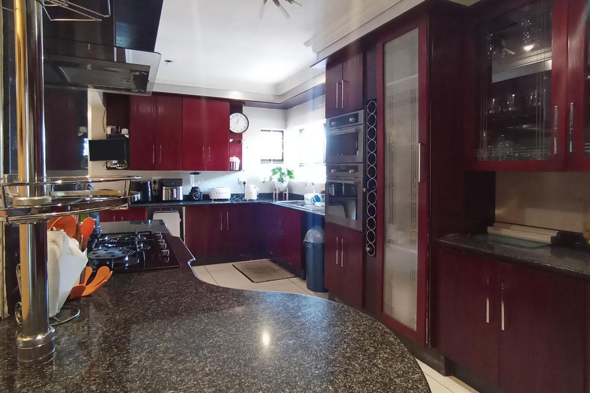 4 Bedrooms, 4 Bathrooms, 4 Living Rooms house in Waterkloof - Photo 2