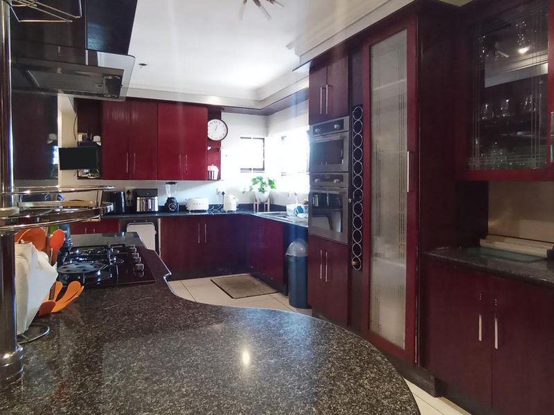 4 Bedrooms, 4 Bathrooms, 4 Living Rooms house in Waterkloof - Photo 2