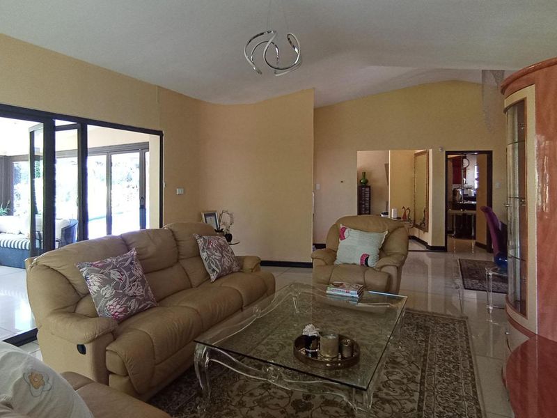 4 Bedrooms, 4 Bathrooms, 4 Living Rooms house in Waterkloof - Photo 4