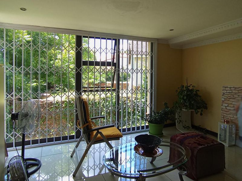 4 Bedrooms, 4 Bathrooms, 4 Living Rooms house in Waterkloof - Photo 10