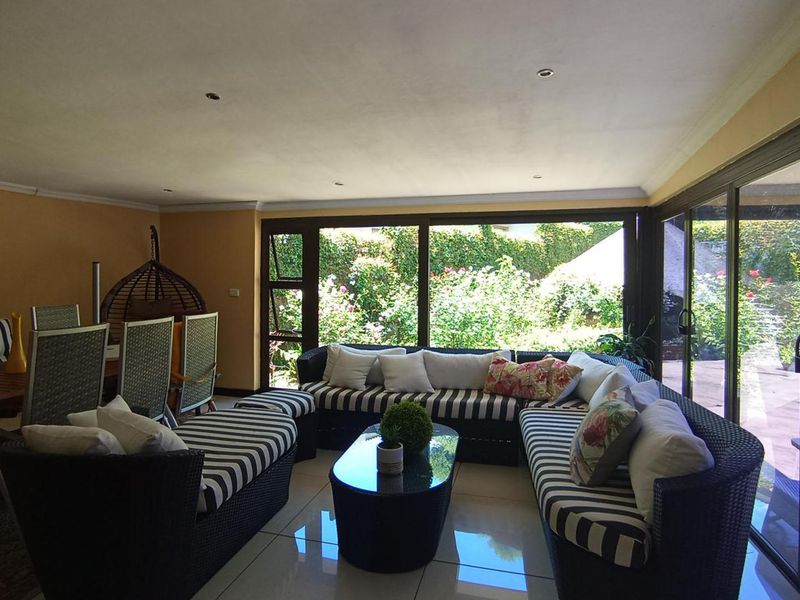 4 Bedrooms, 4 Bathrooms, 4 Living Rooms house in Waterkloof - Photo 9