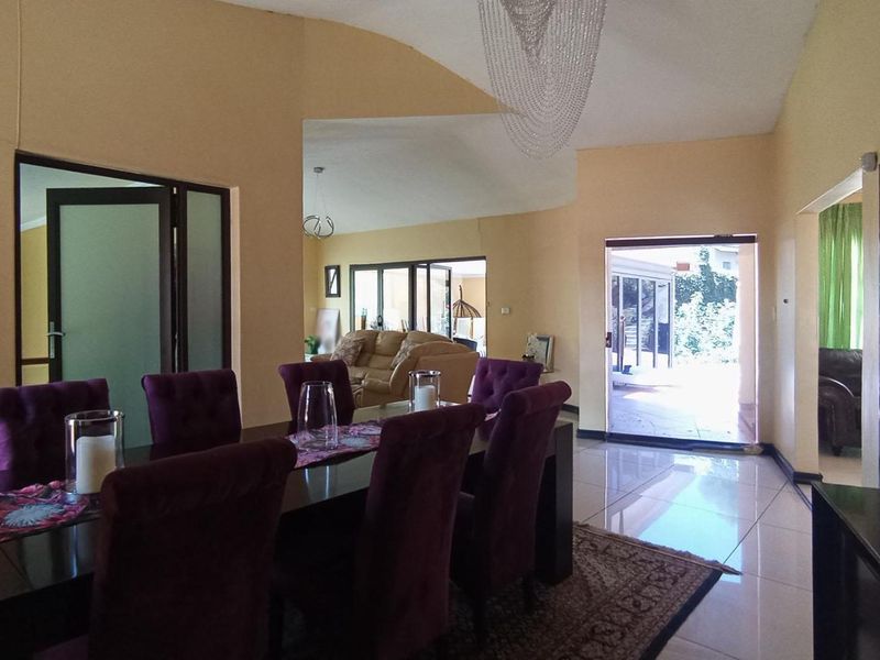 4 Bedrooms, 4 Bathrooms, 4 Living Rooms house in Waterkloof - Photo 8