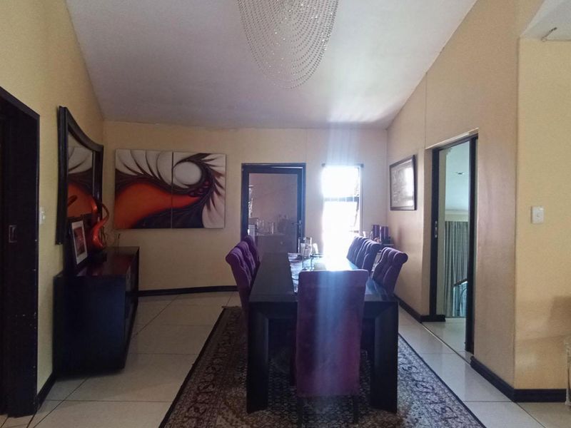 4 Bedrooms, 4 Bathrooms, 4 Living Rooms house in Waterkloof - Photo 7