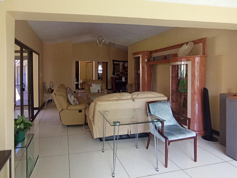 4 Bedrooms, 4 Bathrooms, 4 Living Rooms house in Waterkloof - Photo 6