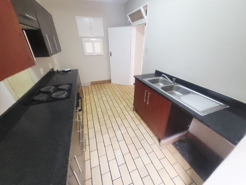 4 BED, 2.5 BATH DUPLEX LOCATED 5 MINUTES FROM SANDTON CBD - Photo 4