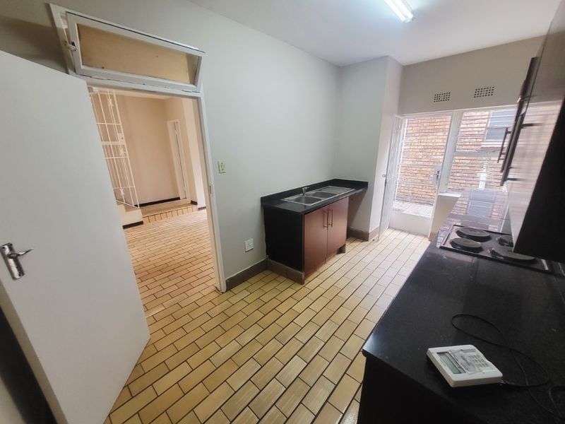 4 BED, 2.5 BATH DUPLEX LOCATED 5 MINUTES FROM SANDTON CBD - Photo 6