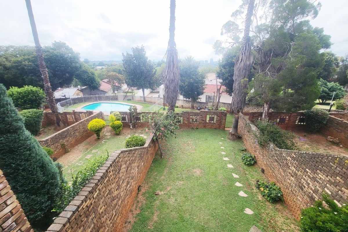 4 BED, 2.5 BATH DUPLEX LOCATED 5 MINUTES FROM SANDTON CBD - Photo 2