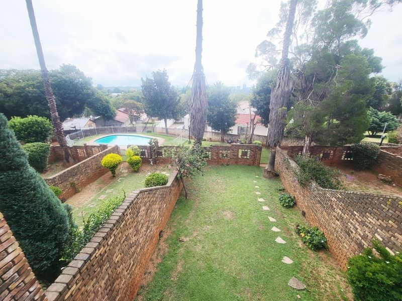 4 BED, 2.5 BATH DUPLEX LOCATED 5 MINUTES FROM SANDTON CBD - Photo 2