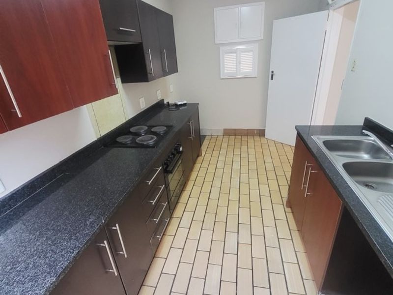 4 BED, 2.5 BATH DUPLEX LOCATED 5 MINUTES FROM SANDTON CBD - Photo 5