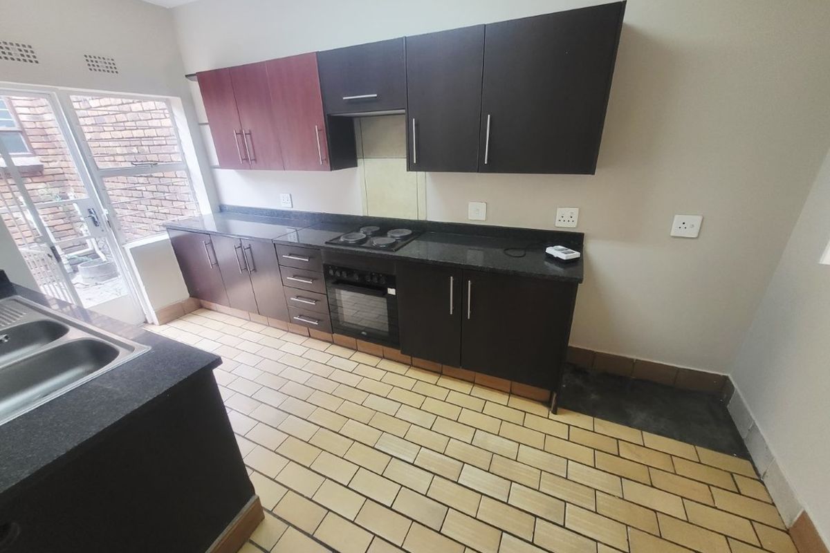 4 BED, 2.5 BATH DUPLEX LOCATED 5 MINUTES FROM SANDTON CBD - Photo 3