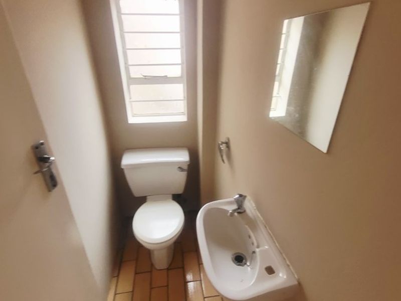 4 BED, 2.5 BATH DUPLEX LOCATED 5 MINUTES FROM SANDTON CBD - Photo 10