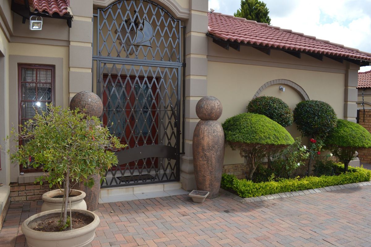 AN EXTRAORDINARY FULL TITLE TOWNHOUSE – A WORLD APART - Photo 2