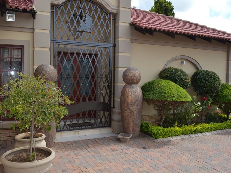 AN EXTRAORDINARY FULL TITLE TOWNHOUSE – A WORLD APART - Photo 2