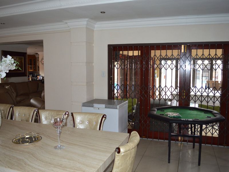 AN EXTRAORDINARY FULL TITLE TOWNHOUSE – A WORLD APART - Photo 10