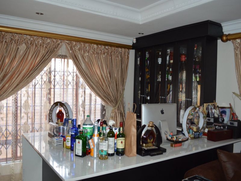 AN EXTRAORDINARY FULL TITLE TOWNHOUSE – A WORLD APART - Photo 8