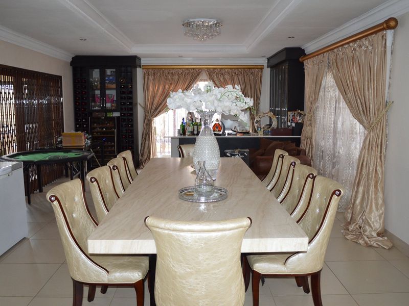 AN EXTRAORDINARY FULL TITLE TOWNHOUSE – A WORLD APART - Photo 6