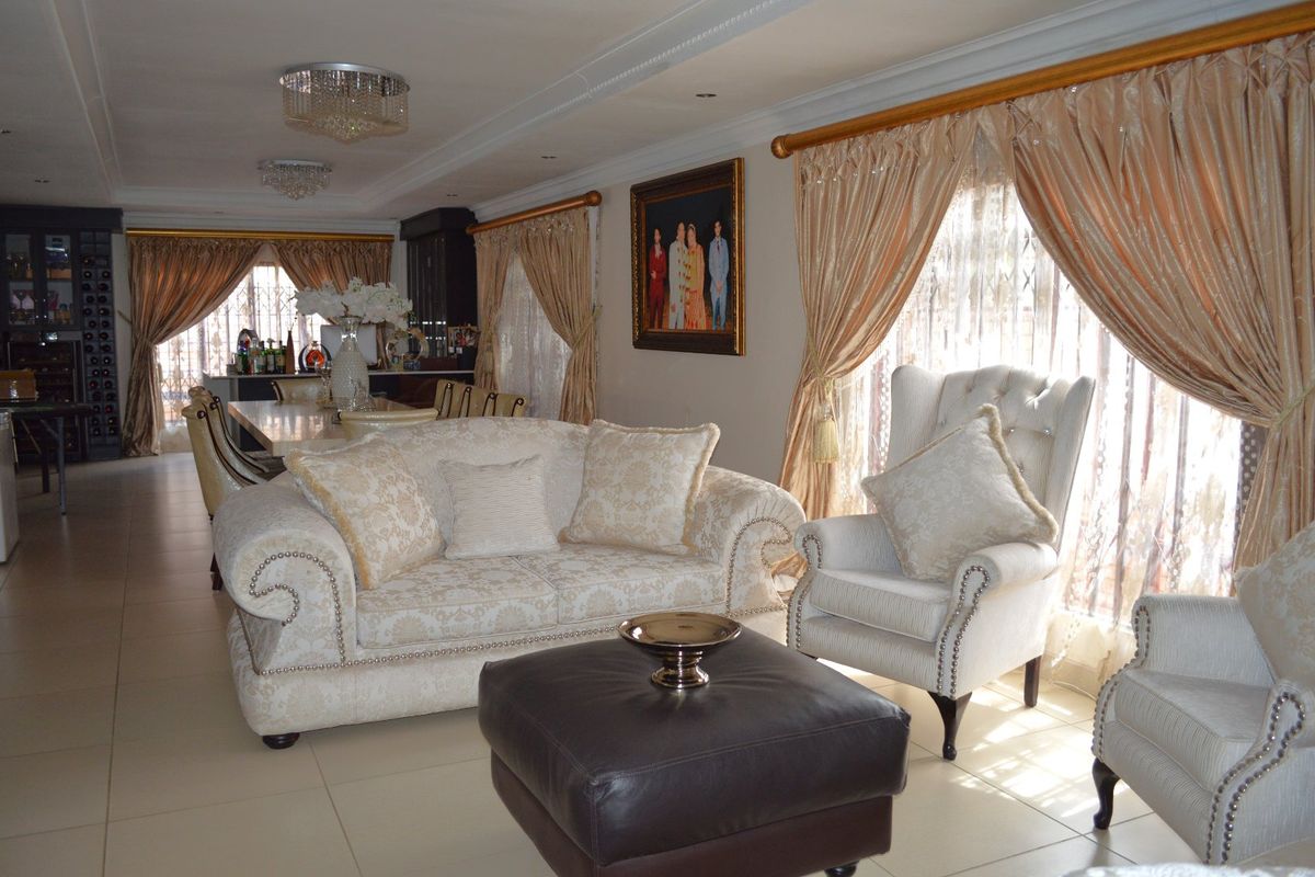 AN EXTRAORDINARY FULL TITLE TOWNHOUSE – A WORLD APART - Photo 5
