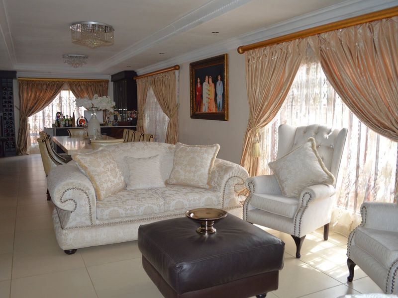 AN EXTRAORDINARY FULL TITLE TOWNHOUSE – A WORLD APART - Photo 5