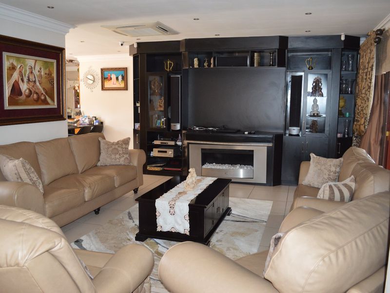 AN EXTRAORDINARY FULL TITLE TOWNHOUSE – A WORLD APART - Photo 4