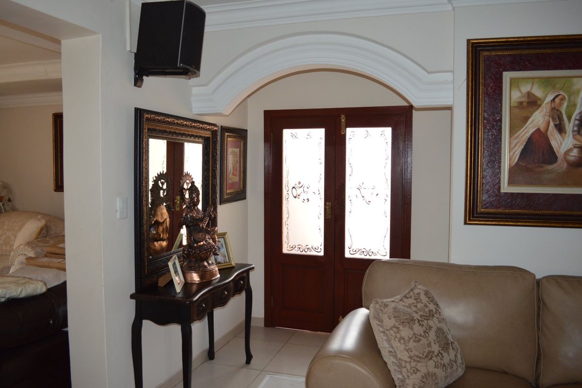 AN EXTRAORDINARY FULL TITLE TOWNHOUSE – A WORLD APART - Photo 3