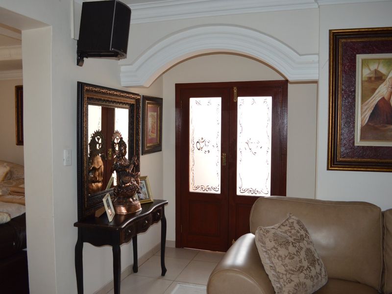 AN EXTRAORDINARY FULL TITLE TOWNHOUSE – A WORLD APART - Photo 3