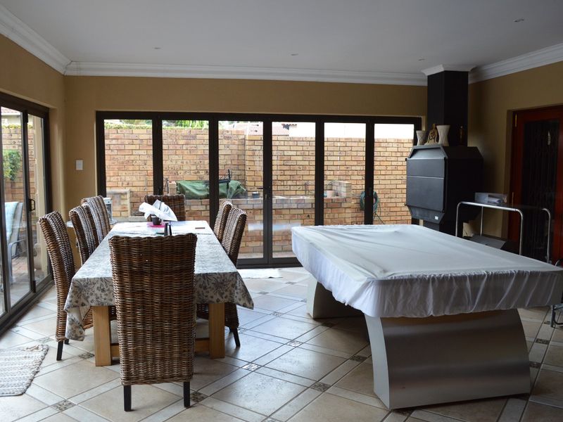 AN EXTRAORDINARY FULL TITLE TOWNHOUSE – A WORLD APART - Photo 9