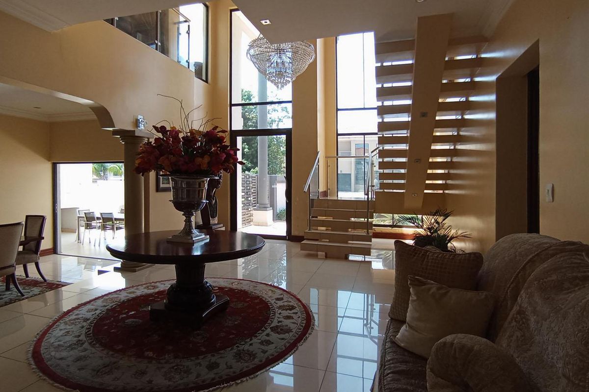 Exquisite 4-Bedroom Family Residence in Prestigious Savannah Hills Estate - Photo 3