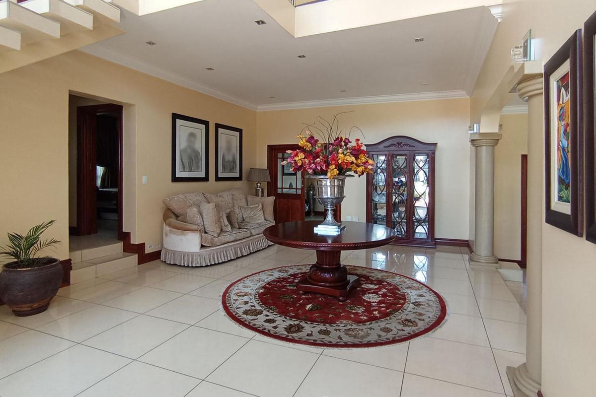 Exquisite 4-Bedroom Family Residence in Prestigious Savannah Hills Estate - Photo 2