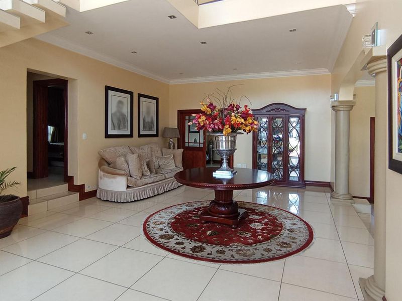 Exquisite 4-Bedroom Family Residence in Prestigious Savannah Hills Estate - Photo 2