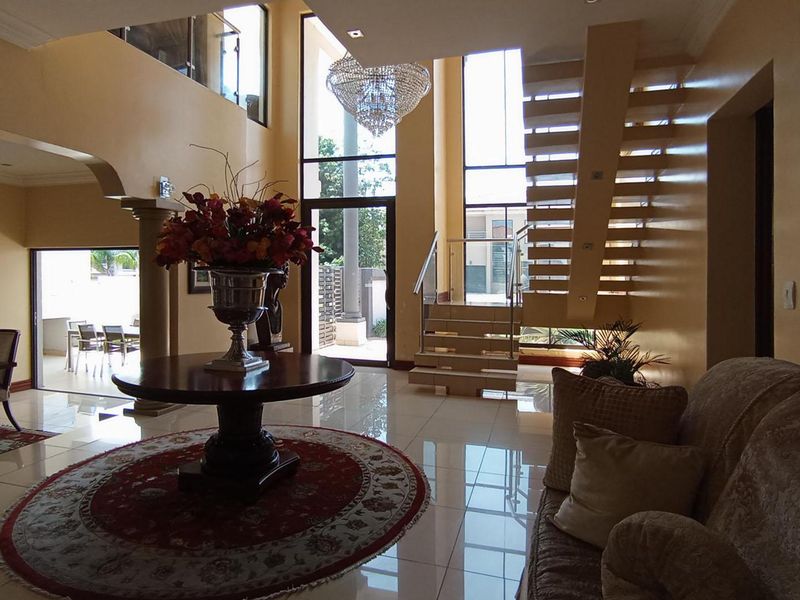 Exquisite 4-Bedroom Family Residence in Prestigious Savannah Hills Estate - Photo 3