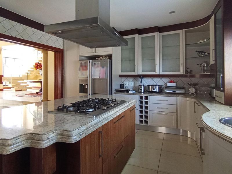Exquisite 4-Bedroom Family Residence in Prestigious Savannah Hills Estate - Photo 7