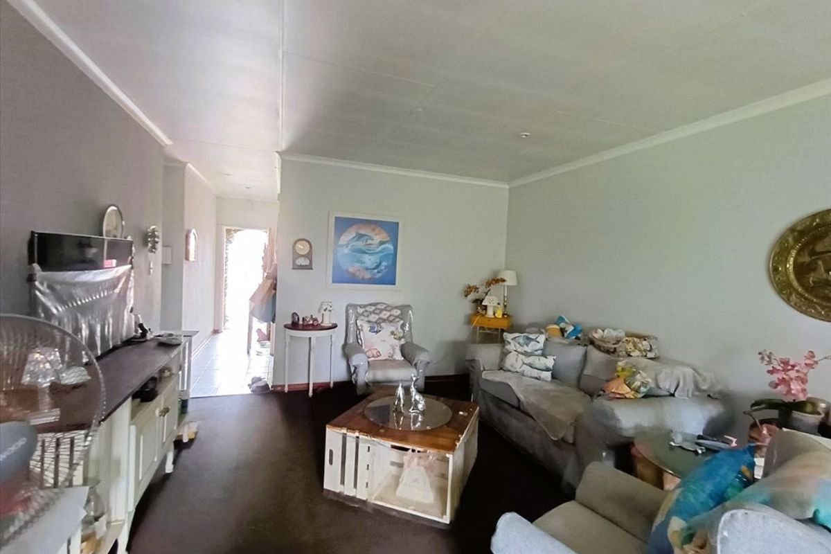 Spacious 3-Bedroom Family Home with Double Garage - Photo 2