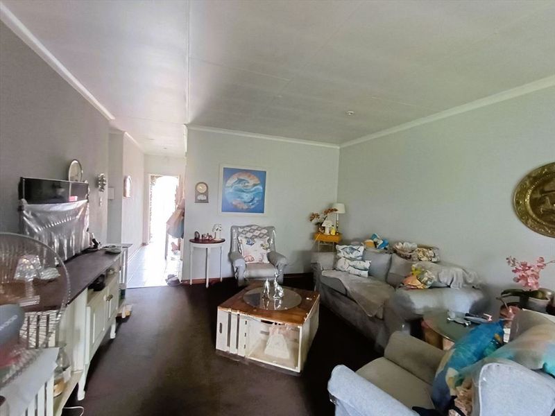 Spacious 3-Bedroom Family Home with Double Garage - Photo 2