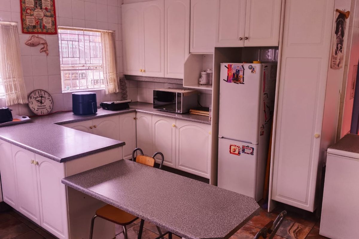 Elegant Family Living in Nimrod Park - Photo 4