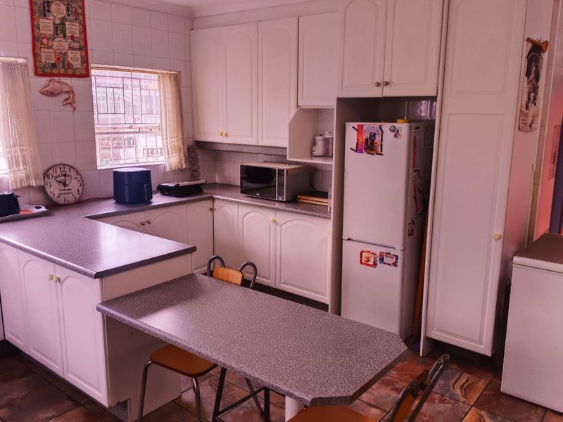 Elegant Family Living in Nimrod Park - Photo 4