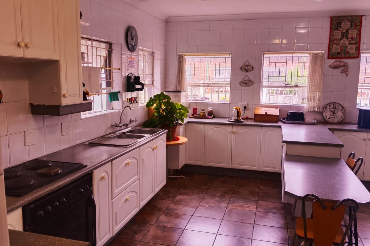 Elegant Family Living in Nimrod Park - Photo 2