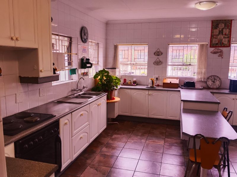 Elegant Family Living in Nimrod Park - Photo 2