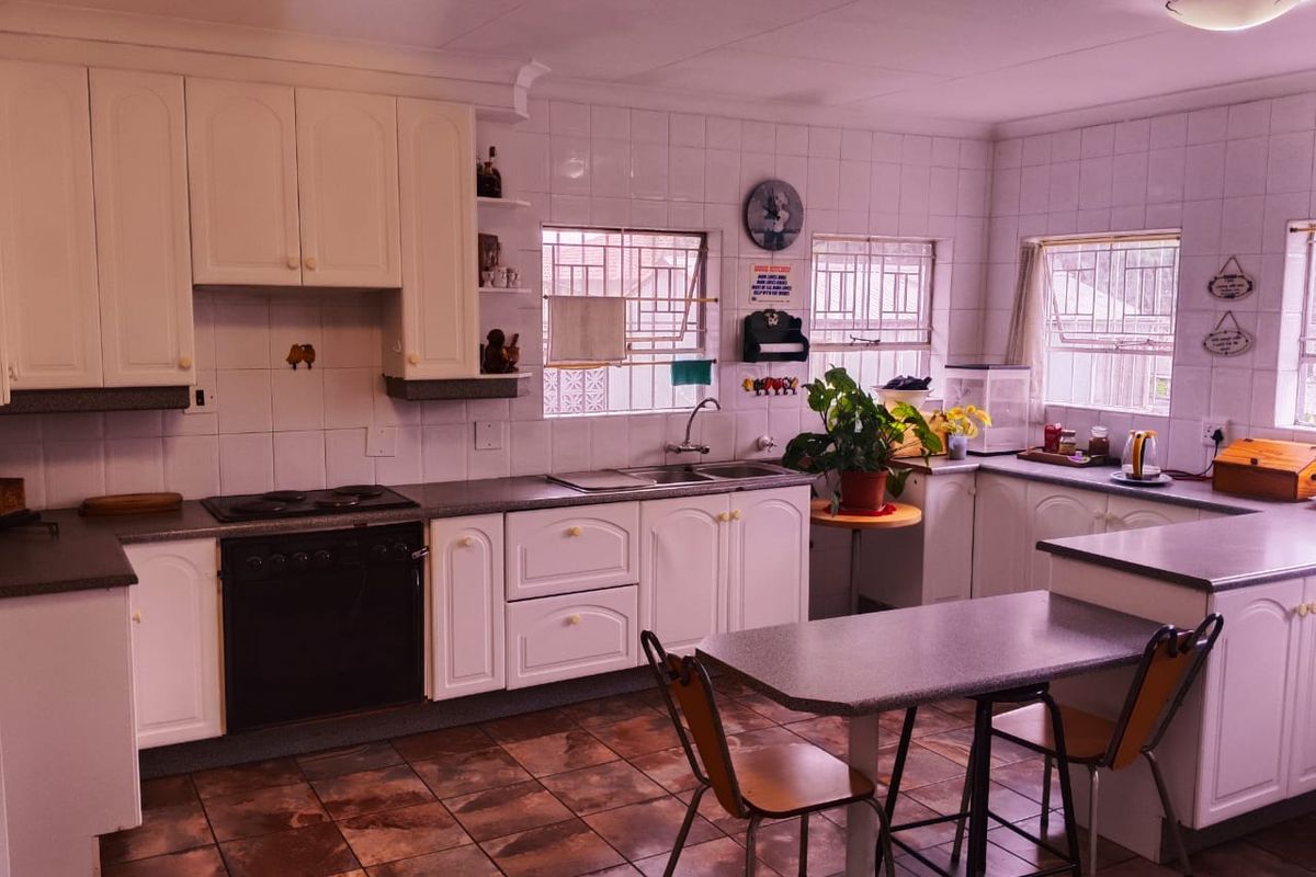 Elegant Family Living in Nimrod Park - Photo 3