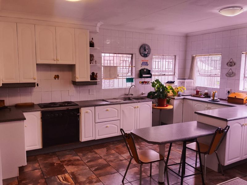 Elegant Family Living in Nimrod Park - Photo 3