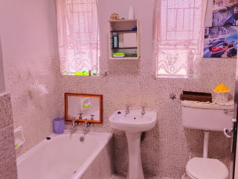 Elegant Family Living in Nimrod Park - Photo 9