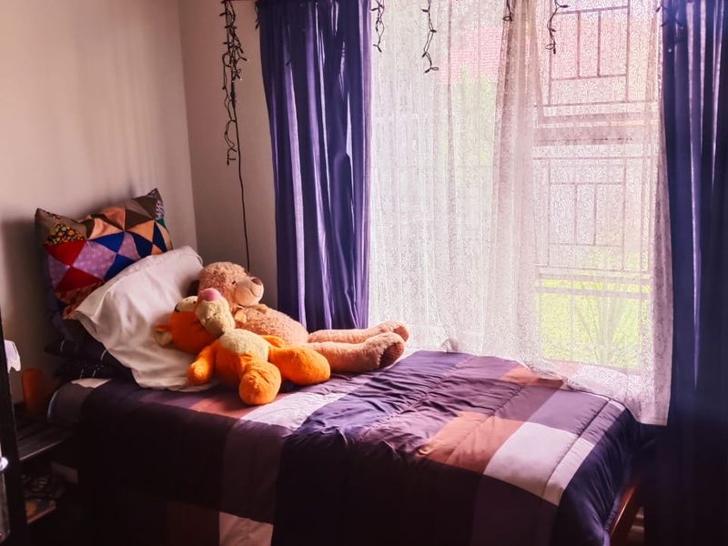 Elegant Family Living in Nimrod Park - Photo 6