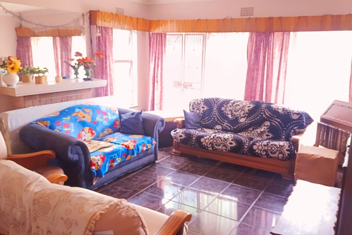 Elegant Family Living in Nimrod Park - Photo 5