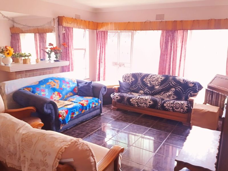 Elegant Family Living in Nimrod Park - Photo 5