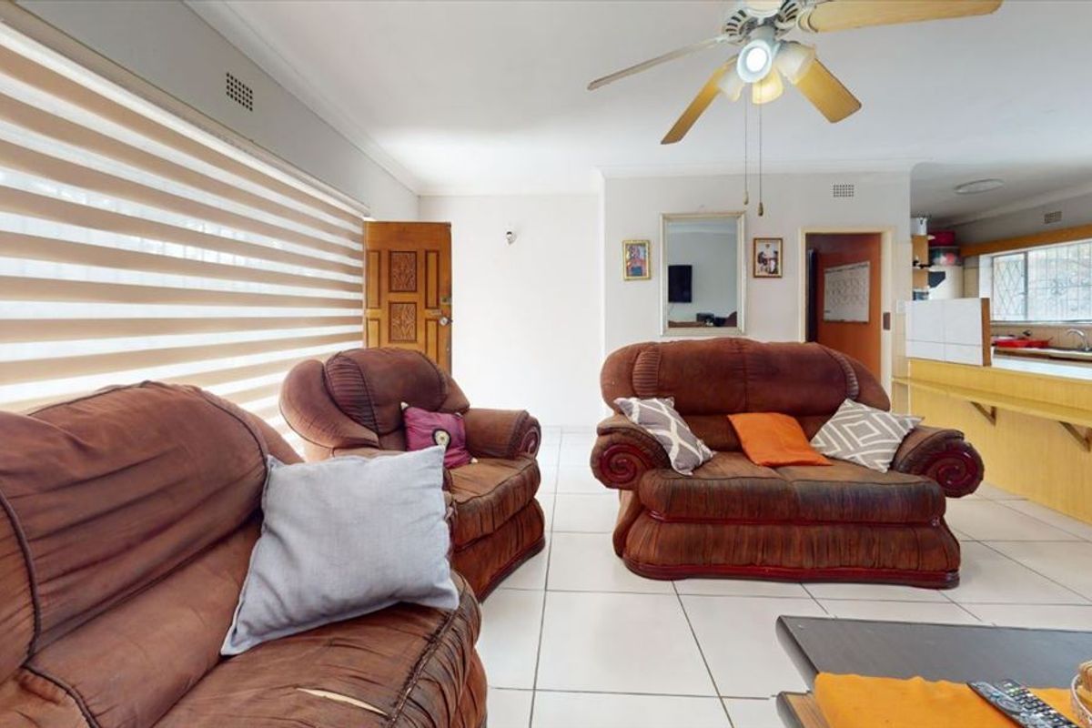 Stunning 4-Bedroom Dream Home with Pool & Triple Parking – Luxury Living at Its Finest! - Photo 2