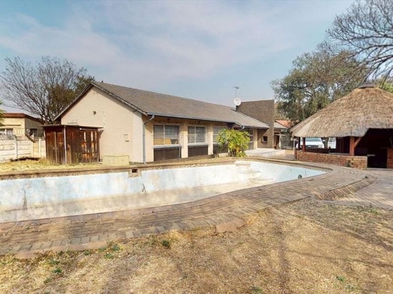 Stunning 4-Bedroom Dream Home with Pool & Triple Parking – Luxury Living at Its Finest! - Photo 3