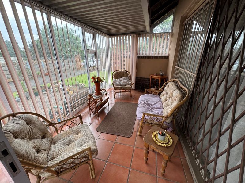 Elegant 3-Bedroom Family Home with Staff Quarters and Ample Parking - Photo 3