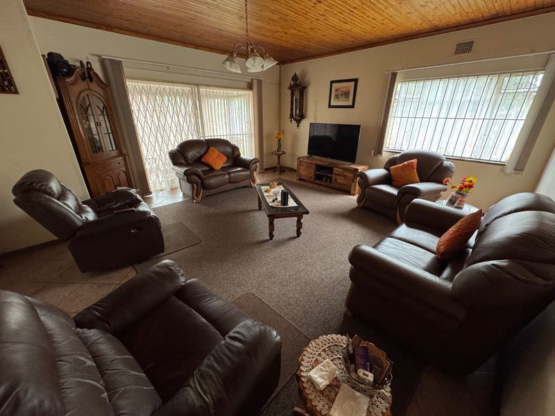 Elegant 3-Bedroom Family Home with Staff Quarters and Ample Parking - Photo 5